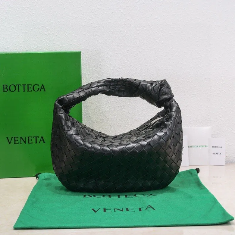 Batch 1460 BV Bottega Veneta 2022 Early Spring New Ladies Medium JODIE Handbag BV Bag 🔥The new method is to round the corners on the original basis and knot the round hobo bag with classic woven leather. The most iconic triangular pull-out design, using sheepskin draped soft shape, is super suitable for concave shapes~ Jodie feels really gentle to people, and is definitely the best item for daily matching. It has the same weave, new elements and twists, and is versatile. It is the new favorite of street style Internet celebrities! Size: 36*21*13 Model: 6697
